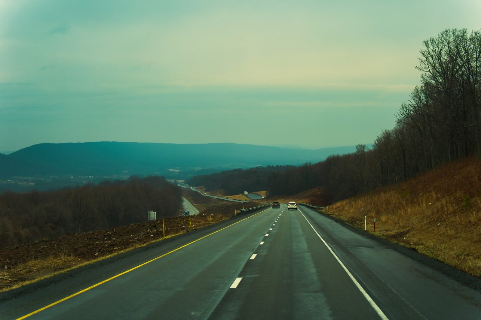 Carretera entre colinas
