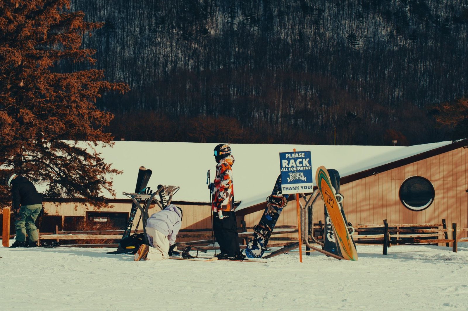 Esquís y snowboards en la nieve