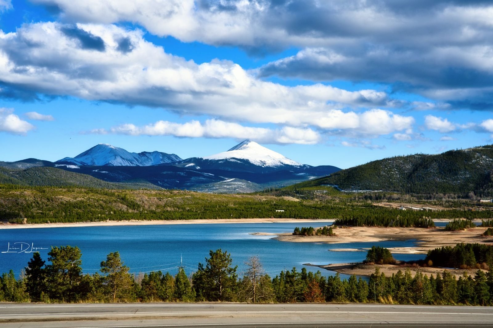 Lago y picos nevados