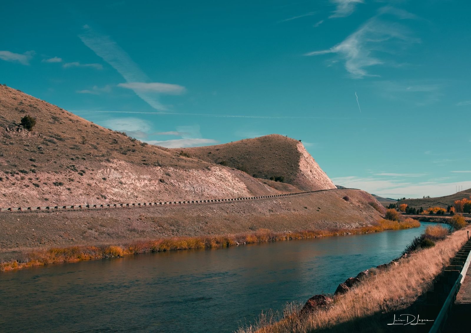 Río entre colinas