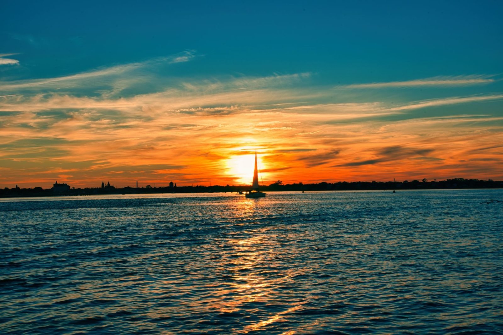 Velero al atardecer
